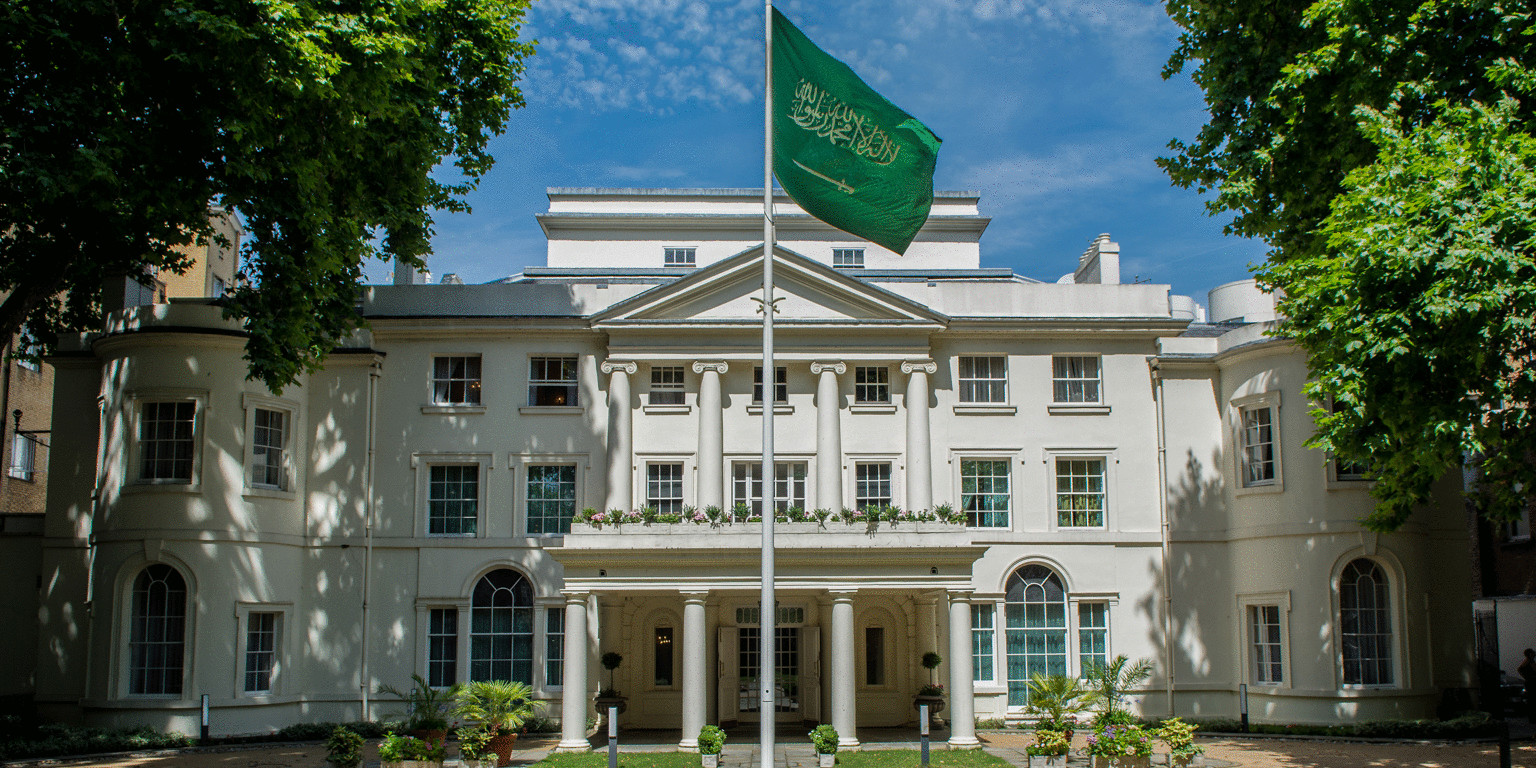 للجالية السعودية والمبتعثين في إنجلترا | رقم السفارة السعودية في لندن وطرق التواصل وعنوان السفارة